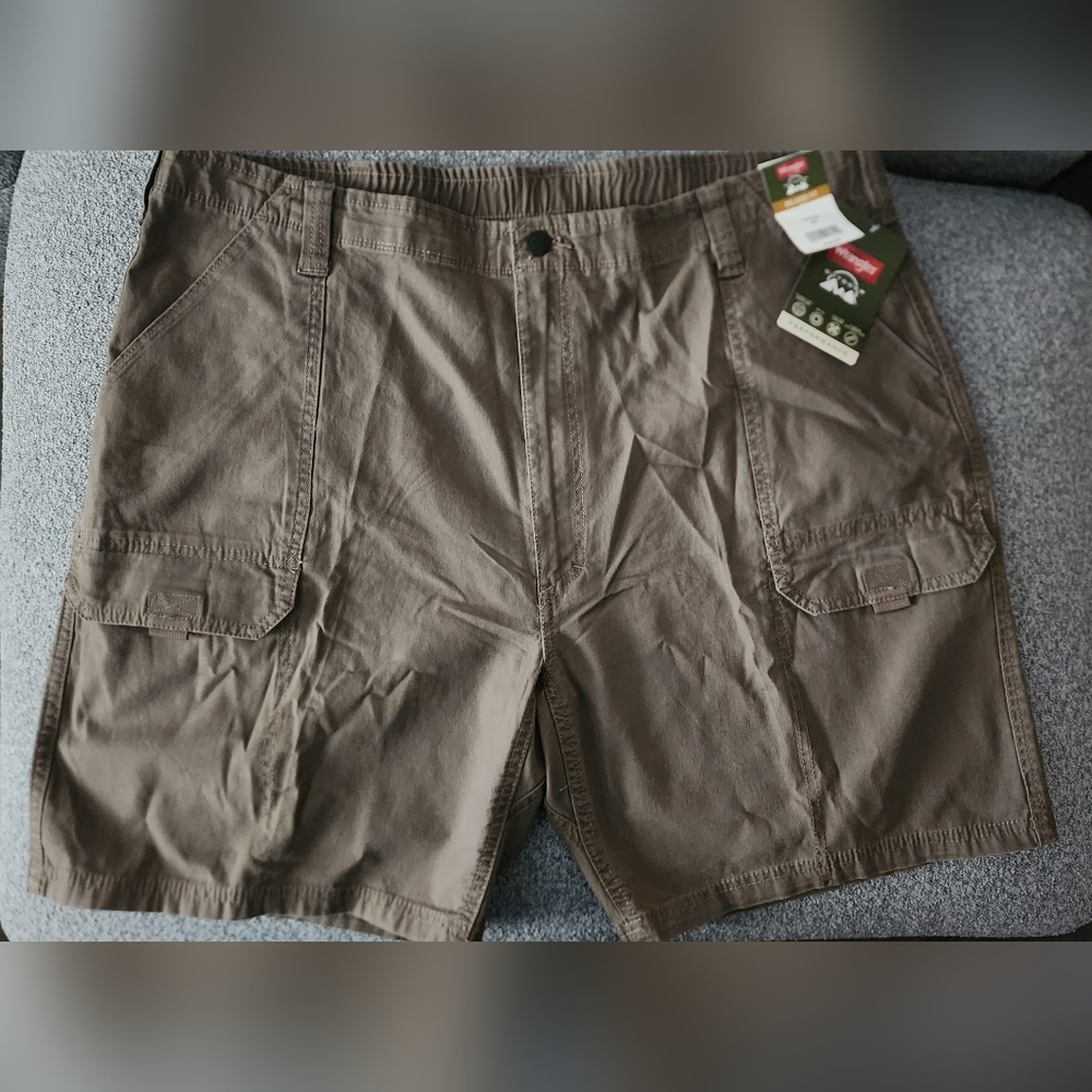 NEW Men's Wrangler Brown Cargo Shorts NEW Waist 42